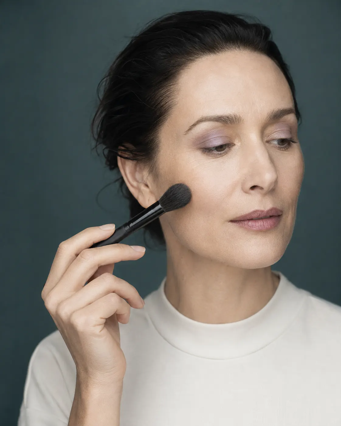 KI-generierte Editorialaufnahme eines dezenten Make-up-Akzents im Gesicht