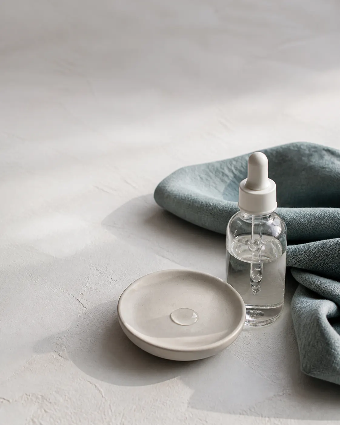KI-generiertes Stillleben aus Serum, Porzellan und Leinen
