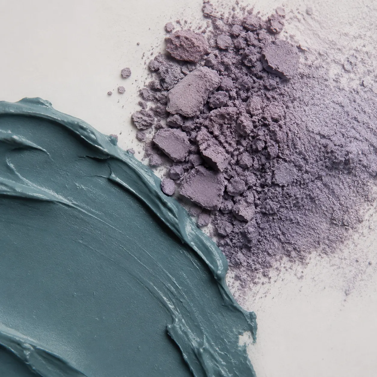 KI-generierte Makroaufnahme von Make-up-Pigment in Mineral- und Iristönen